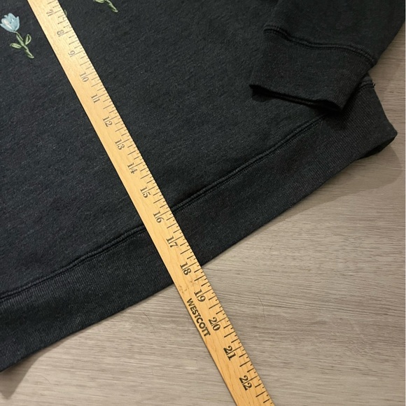 Re/Done Cropped “Shrunken”  Floral Embroidered Crewneck Sweatshirt - Picture 3 of 9